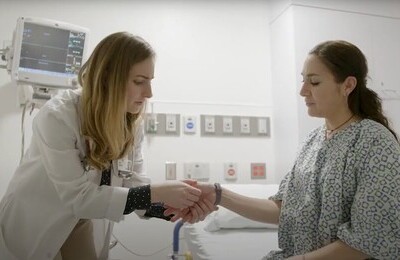 Кодирование Аквилонг в Ефремове Врач держит пациентку за руку