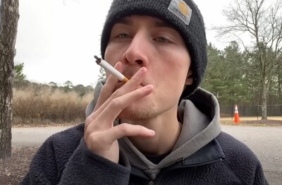 Лечение зависимости от табакокурения в Ефремове Мужчина с сигаретой делает затяжку