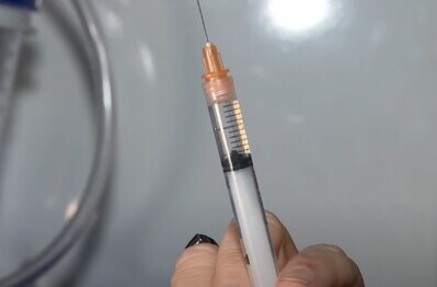 Шприц в руке врача