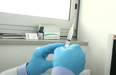 Проведение кодирования Вивитролом в Ефремове Шприц с Вивитролом в руках у врача